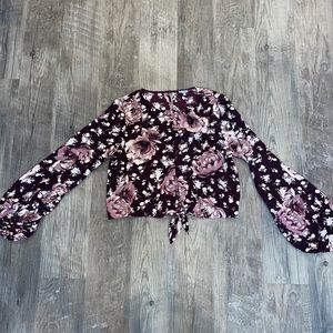 Flowered crop with bell sleeves